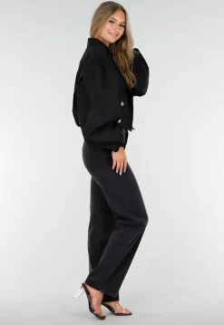 Korte Trench Coat in Zwart met Pofmouwen en Knopen