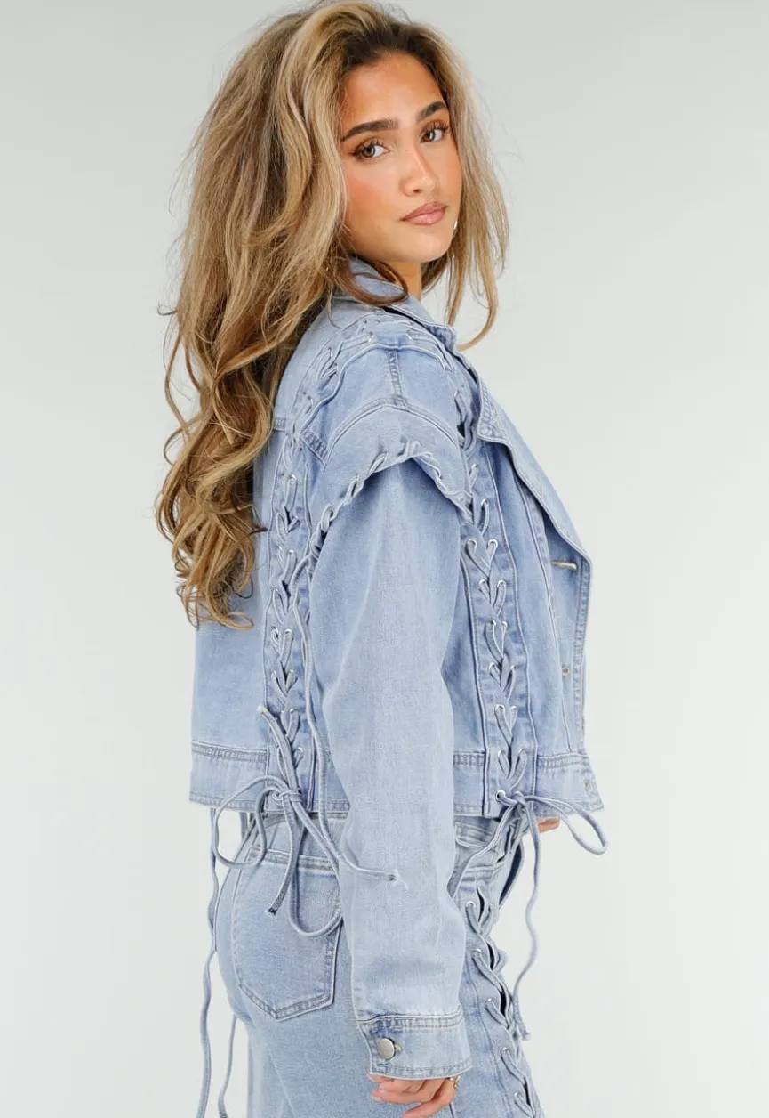 Lichtblauw Denim Jasje met Veterdetails en Ruffle Schouders