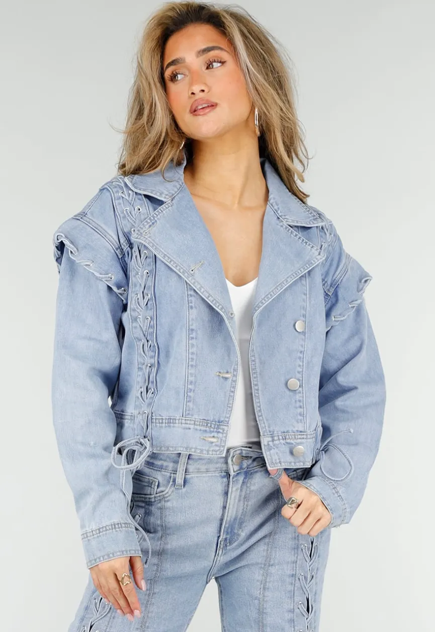 Lichtblauw Denim Jasje met Veterdetails en Ruffle Schouders