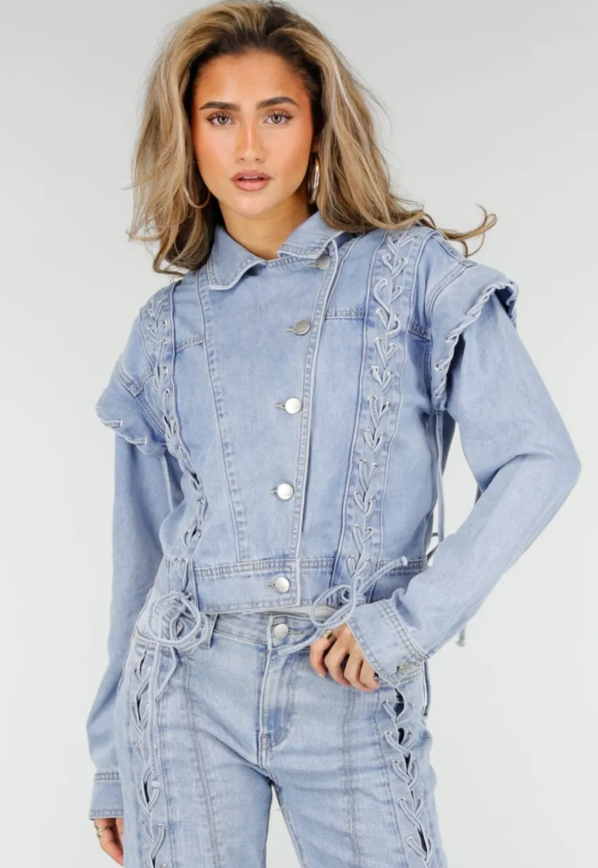 Lichtblauw Denim Jasje met Veterdetails en Ruffle Schouders