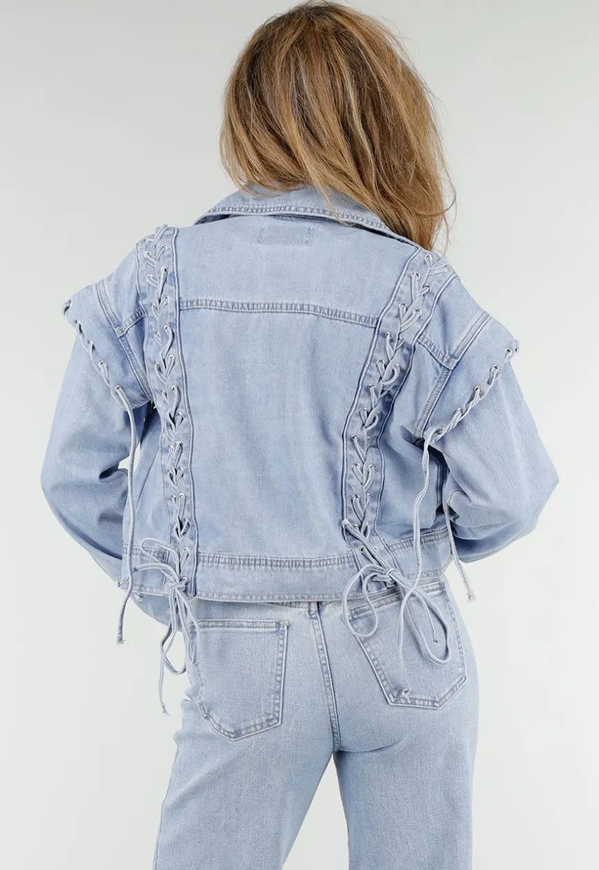 Lichtblauw Denim Jasje met Veterdetails en Ruffle Schouders
