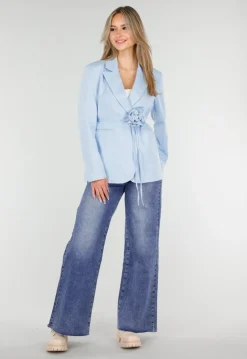 Lichtblauwe Blazer met Tailleceintuur en Stoffen Bloemdetail