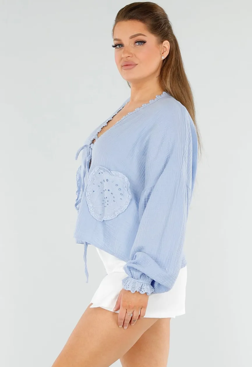 Lichtblauwe Blouse met Hartzakken en Broderie in Linnenlook