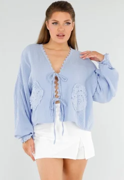 Lichtblauwe Blouse met Hartzakken en Broderie in Linnenlook