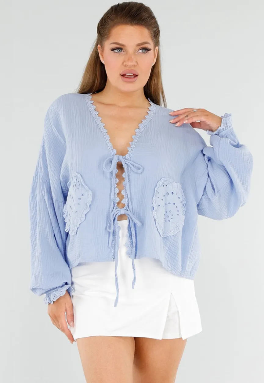 Lichtblauwe Blouse met Hartzakken en Broderie in Linnenlook