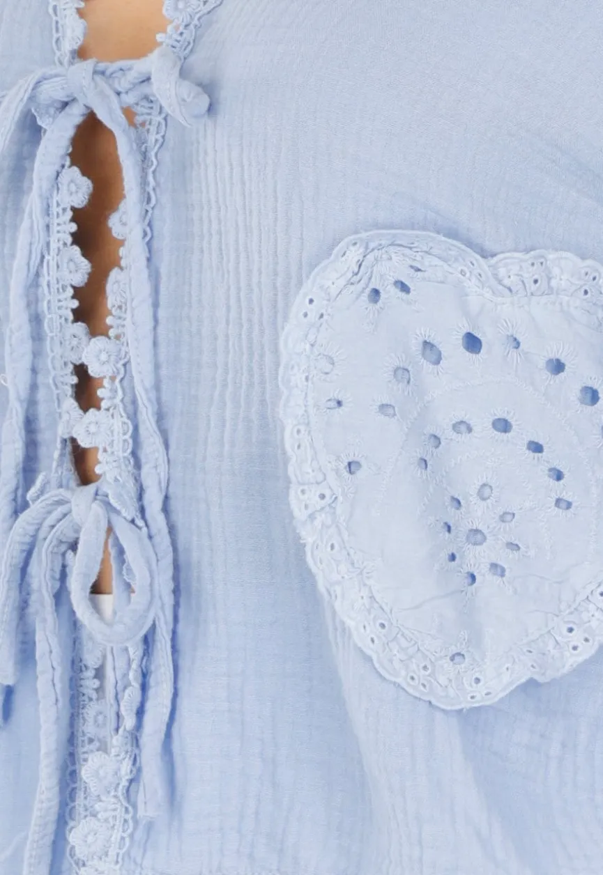 Lichtblauwe Blouse met Hartzakken en Broderie in Linnenlook