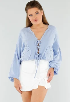 Lichtblauwe Blouse met Hartzakken en Broderie in Linnenlook