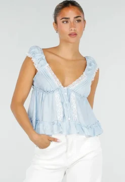 Lichtblauwe Blouse met Kant, Ruches en Knoopsluiting