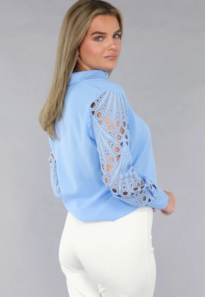Lichtblauwe Blouse met See-Through Crochet Mouwen