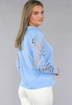 Lichtblauwe Blouse met See-Through Crochet Mouwen