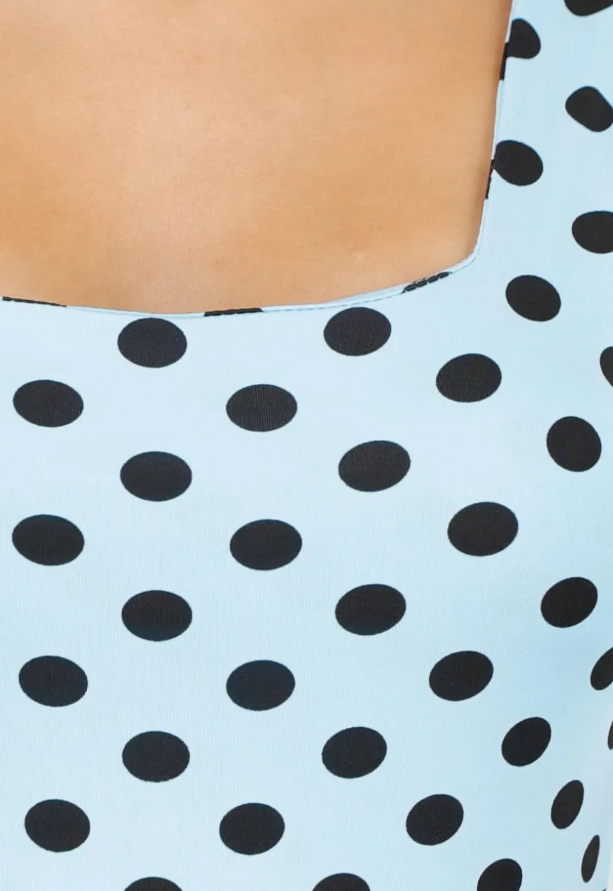 Lichtblauwe Body met Zwarte Polkadots en Vierkante Hals