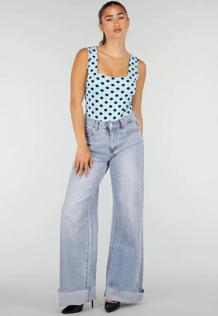 Lichtblauwe Body met Zwarte Polkadots en Vierkante Hals