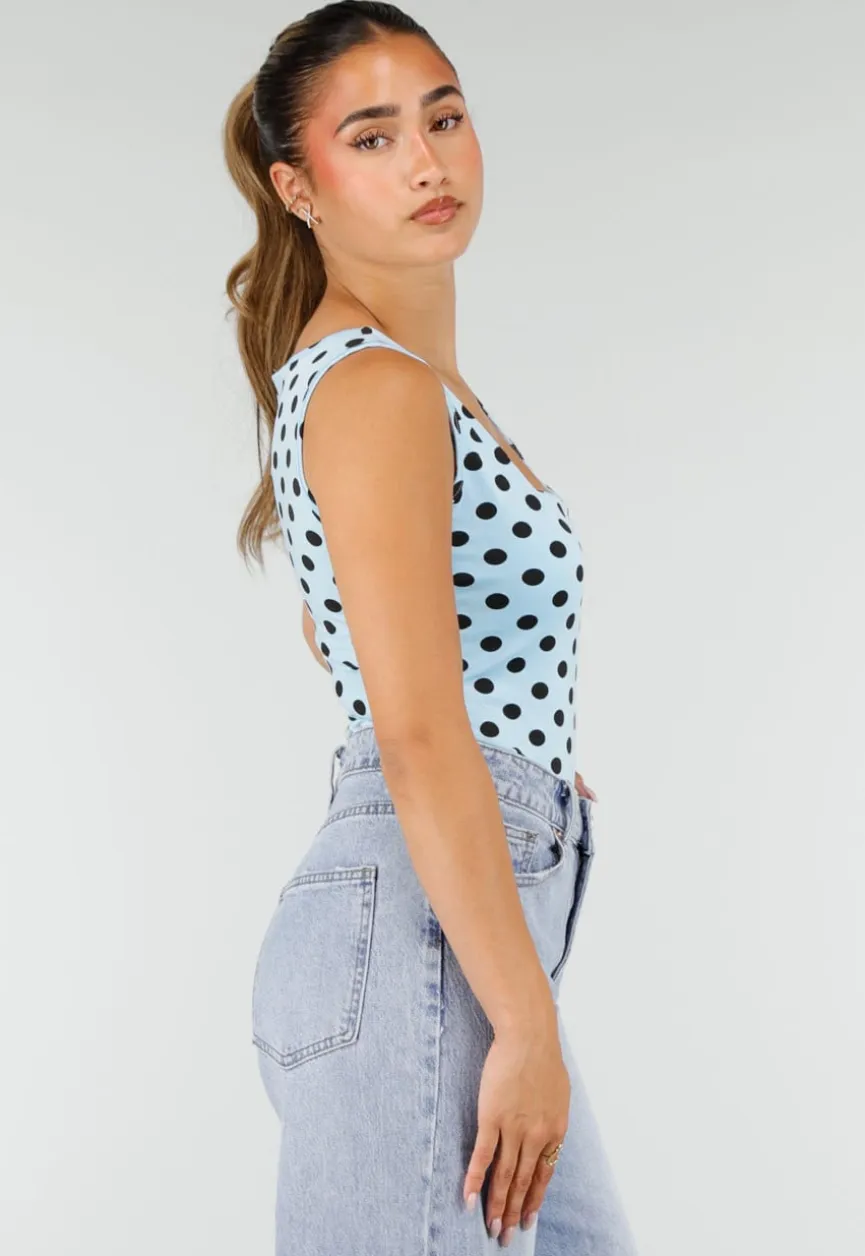 Lichtblauwe Body met Zwarte Polkadots en Vierkante Hals
