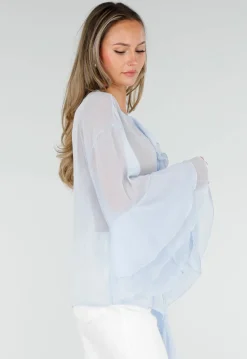 Lichtblauwe Chiffon Blouse met Ruches en Knoopsluiting