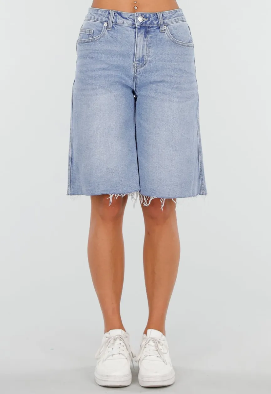 Lichtblauwe Denim Bermuda Short met Ruwe Zoom