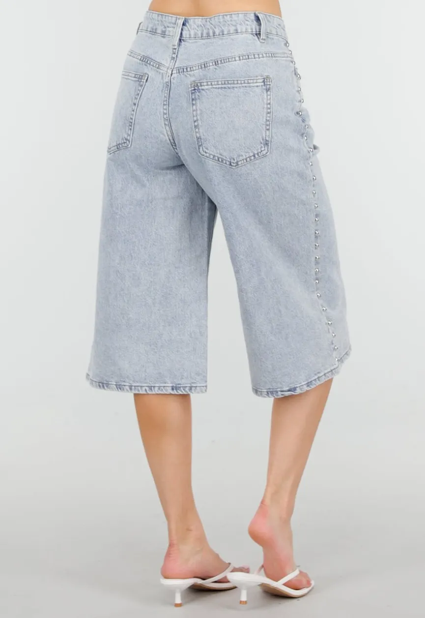 Lichtblauwe Denim Bermuda Shorts met Studs en Rechte Pijpen