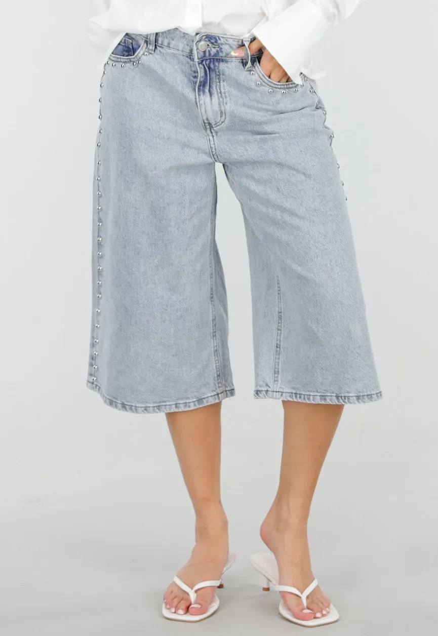 Lichtblauwe Denim Bermuda Shorts met Studs en Rechte Pijpen