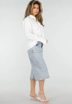 Lichtblauwe Denim Bermuda Shorts met Studs en Rechte Pijpen