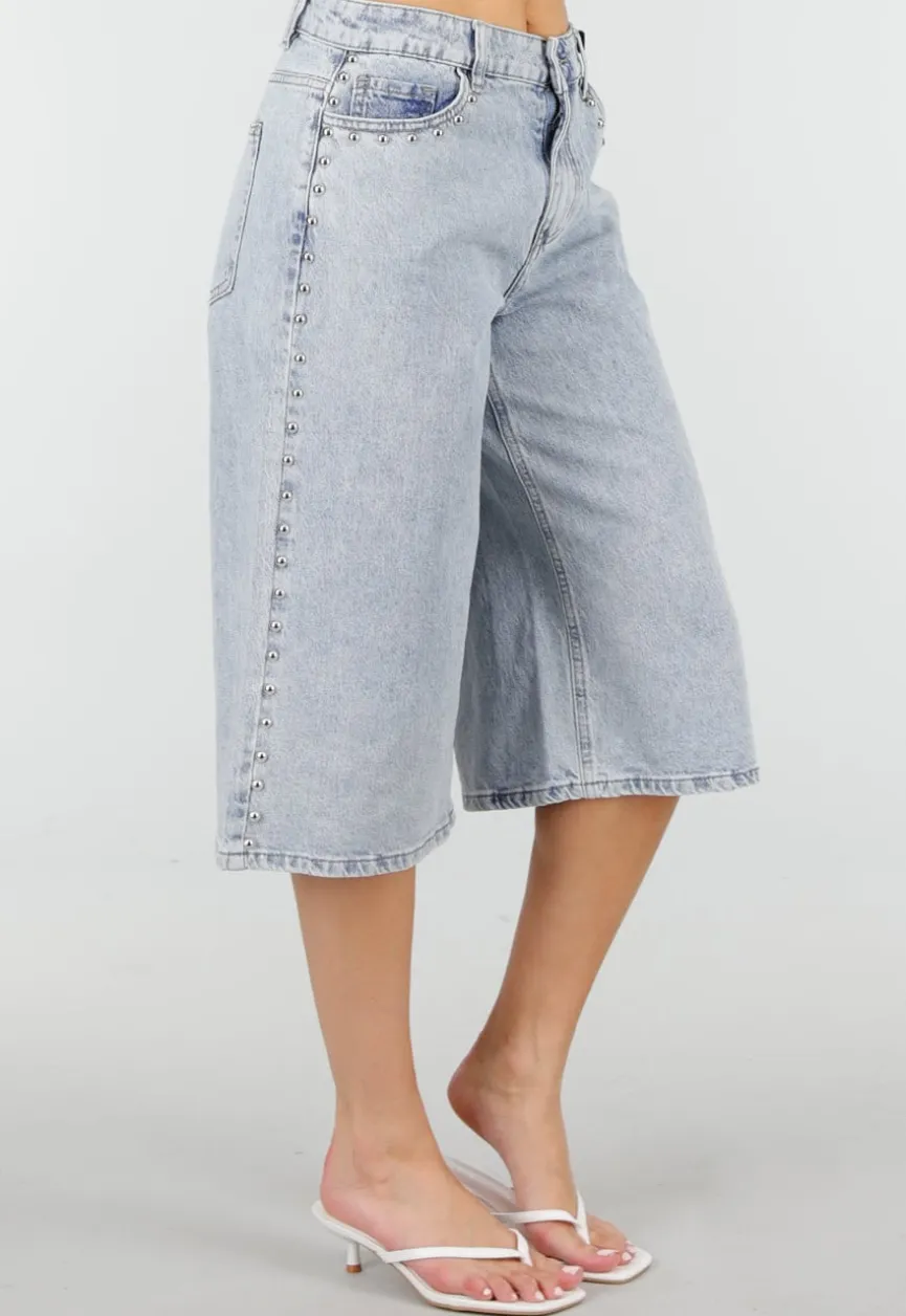 Lichtblauwe Denim Bermuda Shorts met Studs en Rechte Pijpen