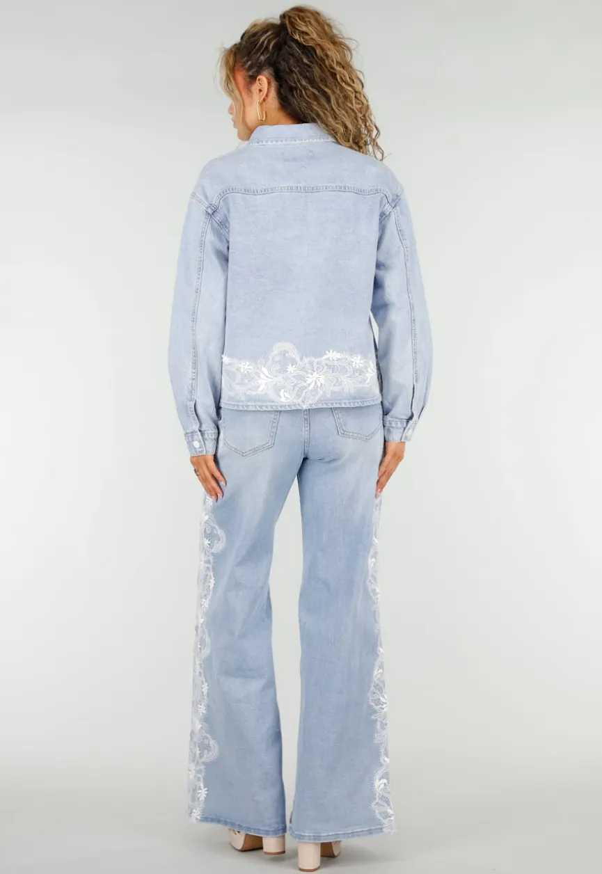 Lichtblauwe Denim Blouse met Kant en Knopen