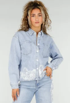 Lichtblauwe Denim Blouse met Kant en Knopen