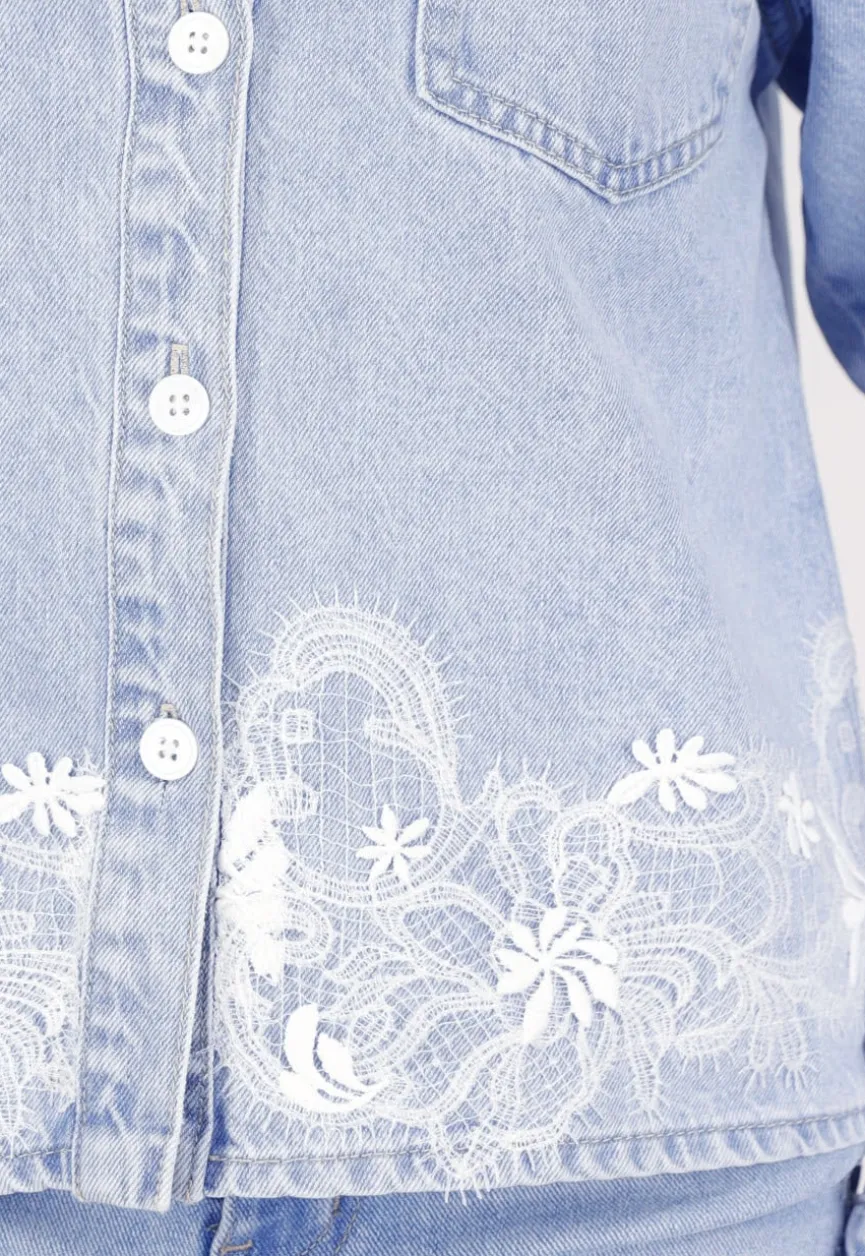 Lichtblauwe Denim Blouse met Kant en Knopen