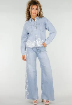 Lichtblauwe Denim Blouse met Kant en Knopen