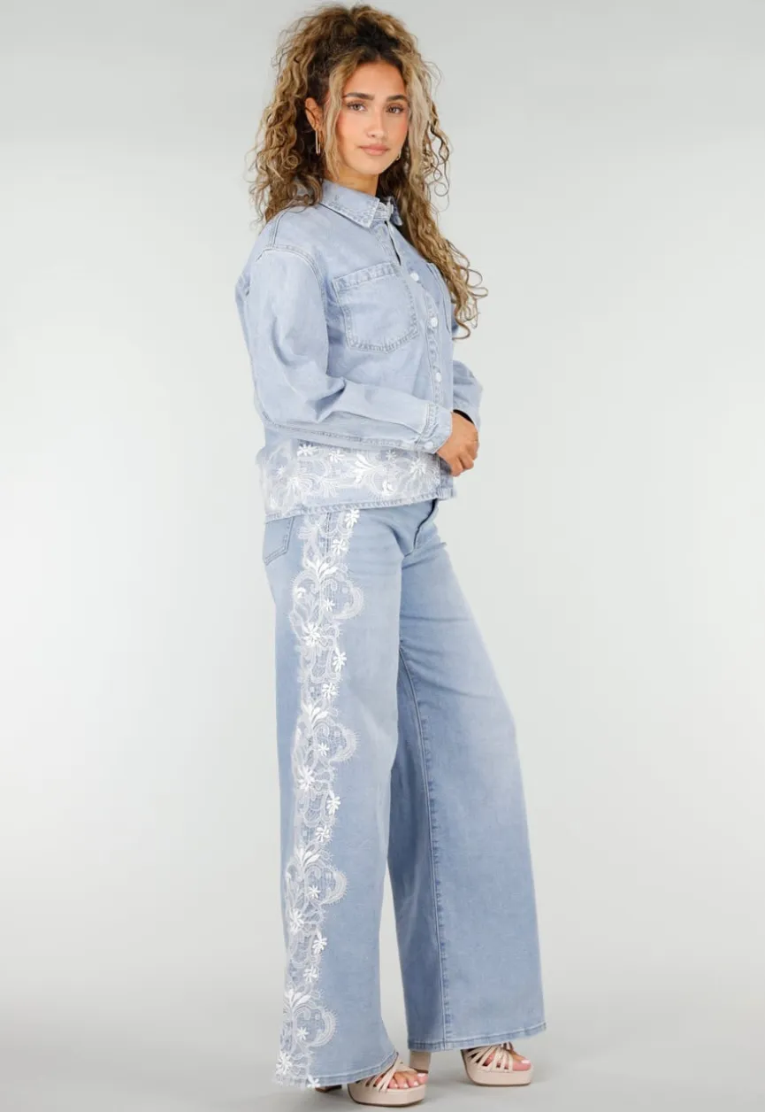 Lichtblauwe Denim Blouse met Kant en Knopen
