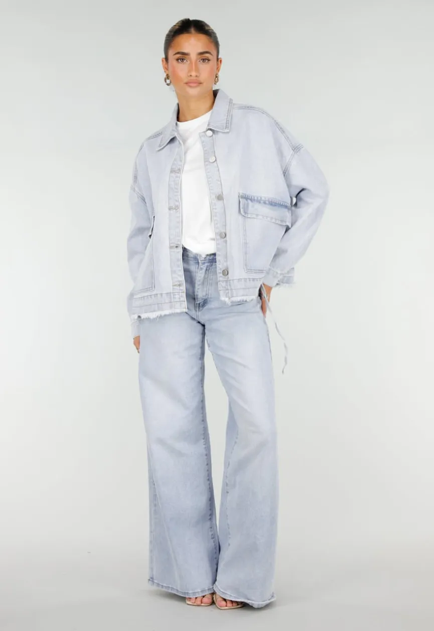 Lichtblauwe Denim Jas met Klepzakken en Trekkoorden