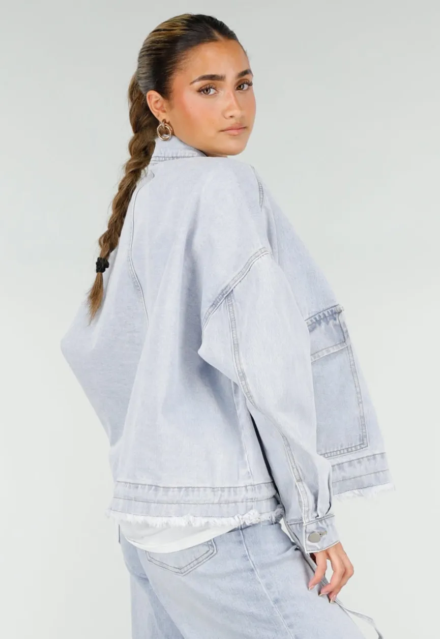 Lichtblauwe Denim Jas met Klepzakken en Trekkoorden