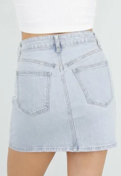 Lichtblauwe Denim Mini Rok met Geborduurde Bloemetjes