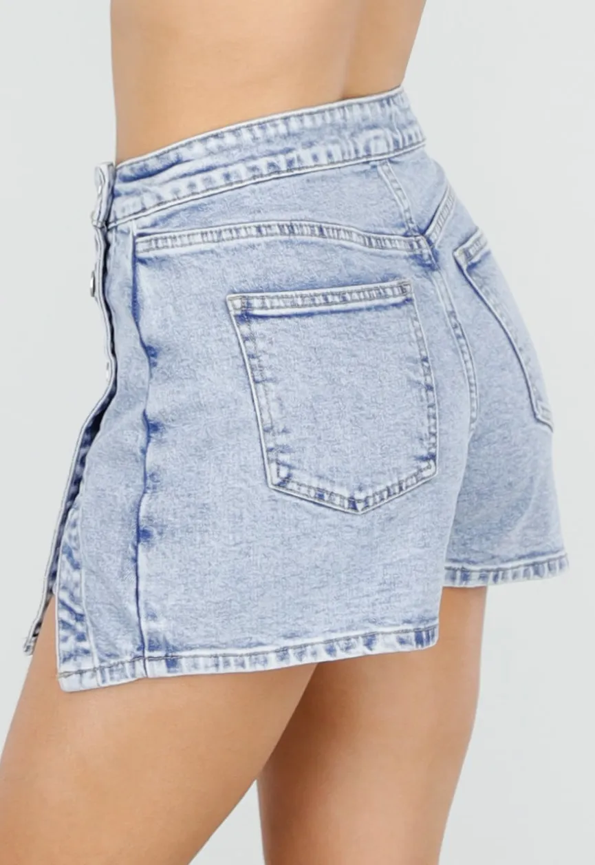 Lichtblauwe Denim Mini Skort met Overslag en Rij Knopen