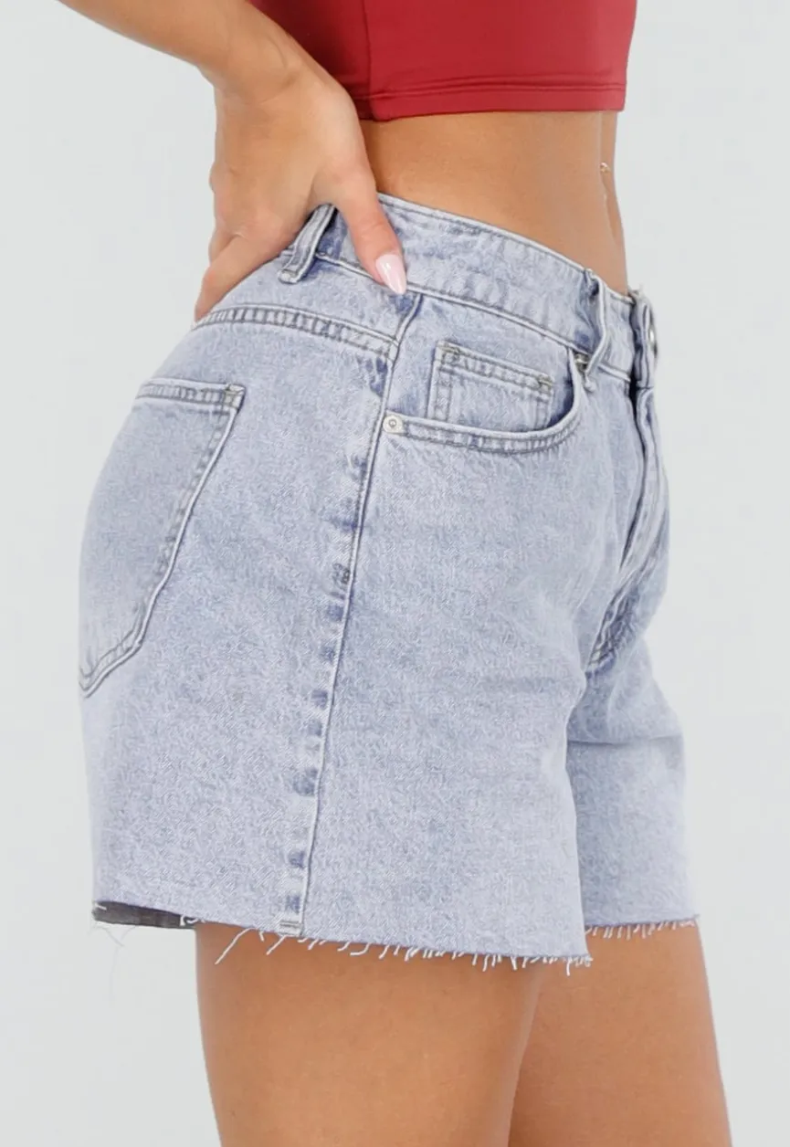 Lichtblauwe Denim Shorts met Gerafelde Zoom en Rechte Pasvorm