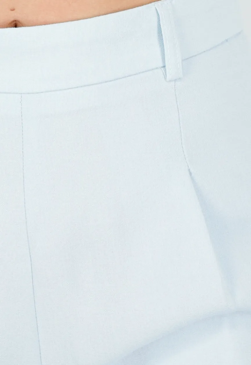 Lichtblauwe Linnenlook Short met Plooien en Rechte Pijpen