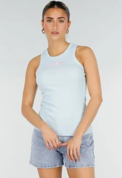 Lichtblauwe Rib Tanktop met Roze Tekst en Aansluitende Pasvorm