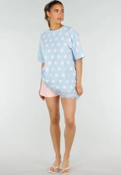 Lichtblauw T-Shirt met Roze Stippen en Kant