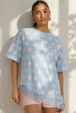Lichtblauw T-Shirt met Roze Stippen en Kant