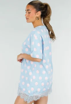 Lichtblauw T-Shirt met Roze Stippen en Kant
