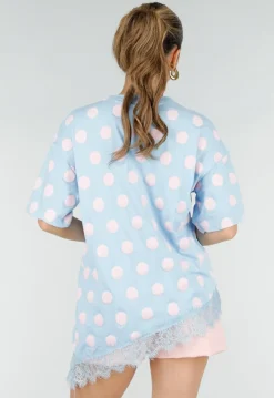 Lichtblauw T-Shirt met Roze Stippen en Kant