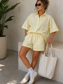 Lichtgele Blouse Set met Korte Mouwen en Shorts