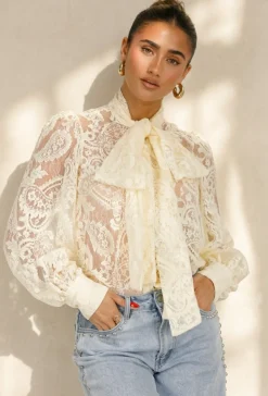 Lichtgele Transparante Kanten Blouse met Strikkraag en Lange Mouwen