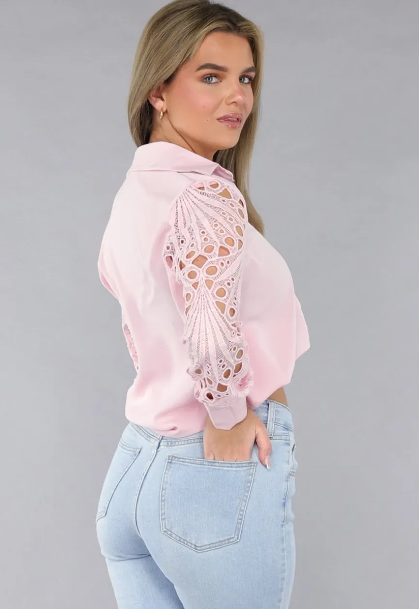 Lichtroze Blouse met Gehaakte Pauwveer Patroon Mouwen