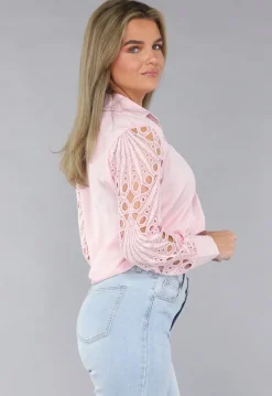 Lichtroze Blouse met Gehaakte Pauwveer Patroon Mouwen