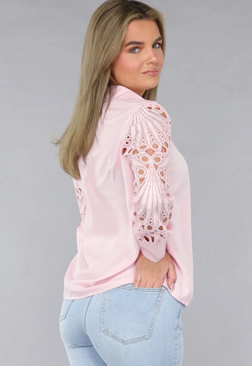 Lichtroze Blouse met Gehaakte Pauwveer Patroon Mouwen