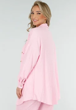 Lichtroze Crinkle Stretch Set met Rechte Broek en Doorknoop Blouse van Luchtige Stof