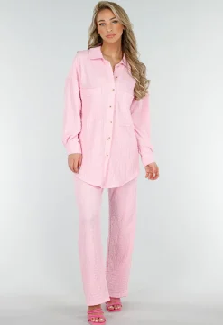 Lichtroze Crinkle Stretch Set met Rechte Broek en Doorknoop Blouse van Luchtige Stof