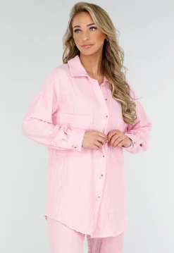 Lichtroze Crinkle Stretch Set met Rechte Broek en Doorknoop Blouse van Luchtige Stof