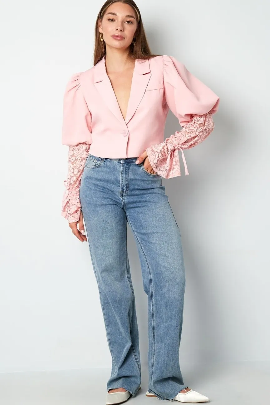 Lichtroze Korte Blazer met Kanten Mouwen en Pofmouwen