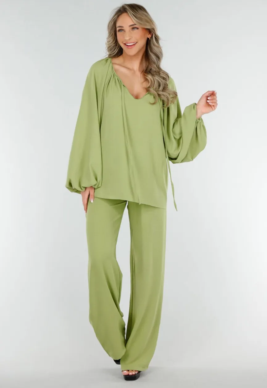 Olijfgroene Blouse met V-hals en Geknoopte Koordjes