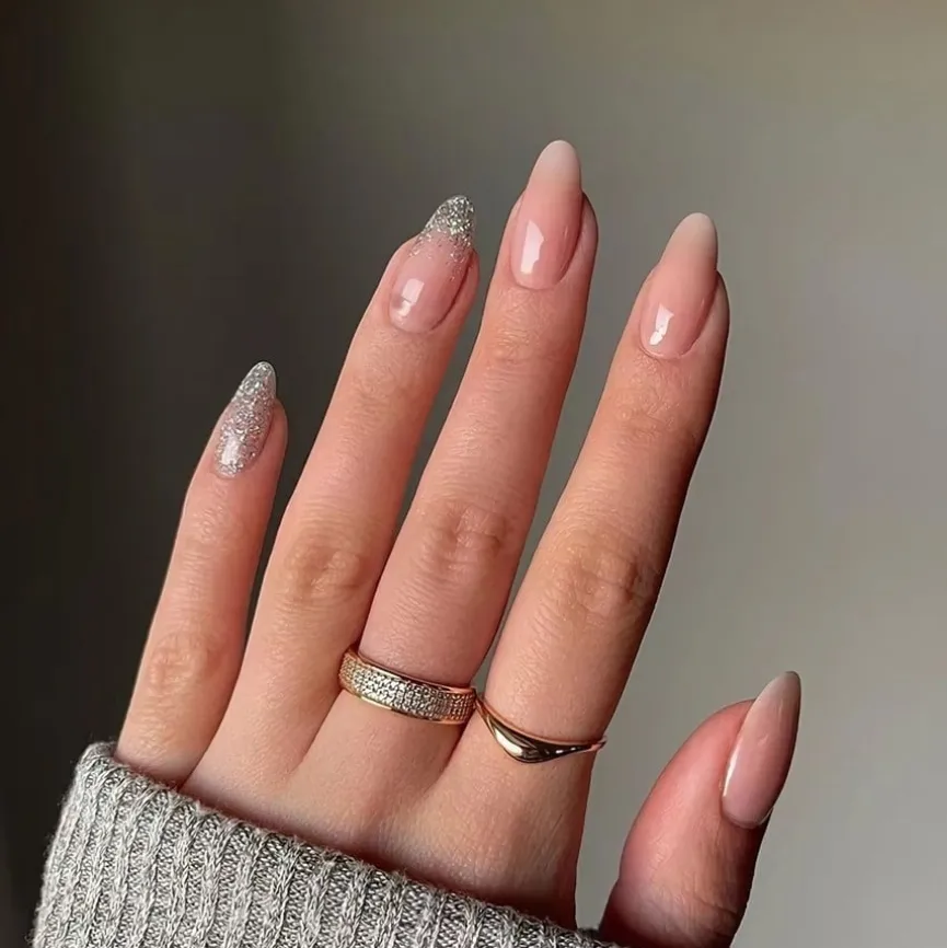 Ovaal Nude Nepnagels met Glitter